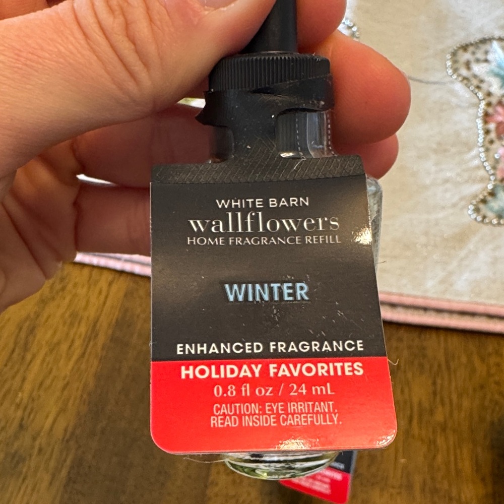 Bath and Body Works Winter Wallflowers Refills - winter - 5 single count - Picture 2 of 2
